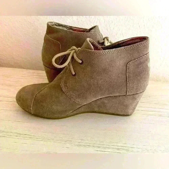 Toms Women's Wedge Lace Up Suede Ankle Booties, Desert Tan, 740817, Size: 8.5 US - Picture 1 of 6